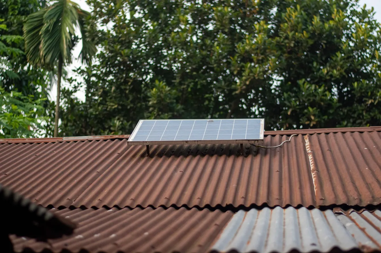 Panneau solaire sur bac acier ondulé sur une toiture métallique