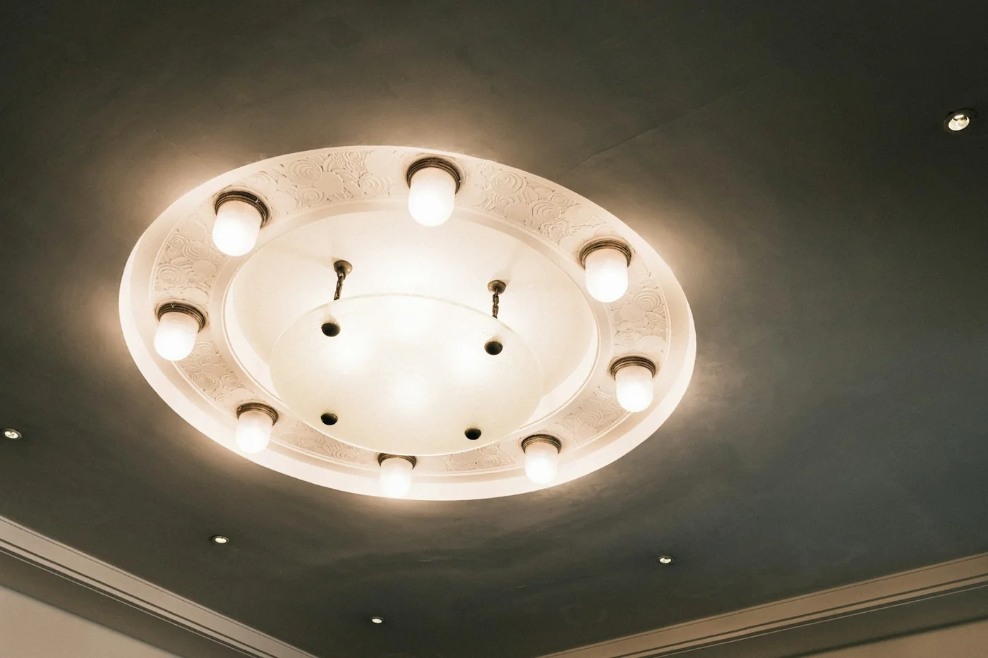 Luminaire classe II installé au plafond dans une pièce de maison