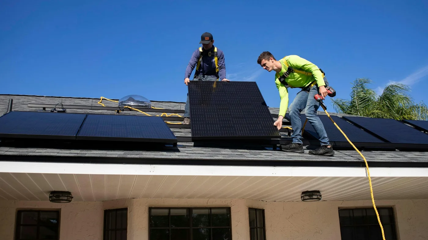Micro-onduleur 800W avec panneaux solaires sur une maison résidentielle