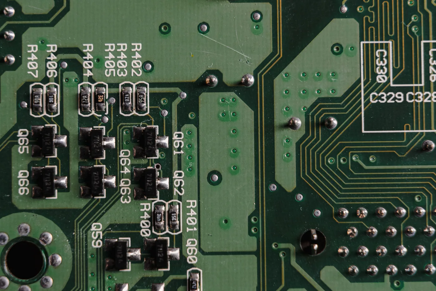 pont de diodes 12V sur une carte électronique basse tension