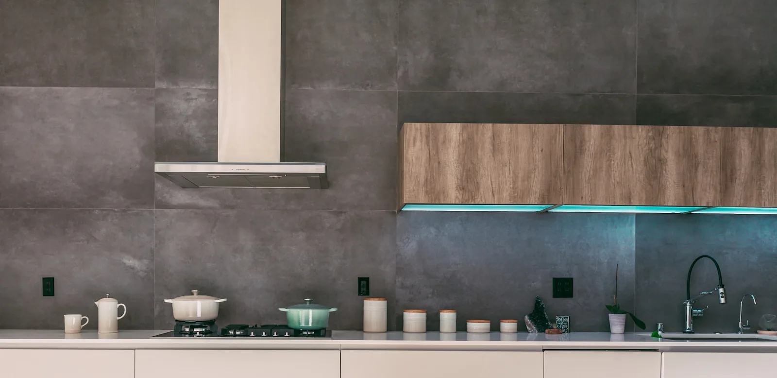 Prise 32A plaque cuisson dans une cuisine moderne
