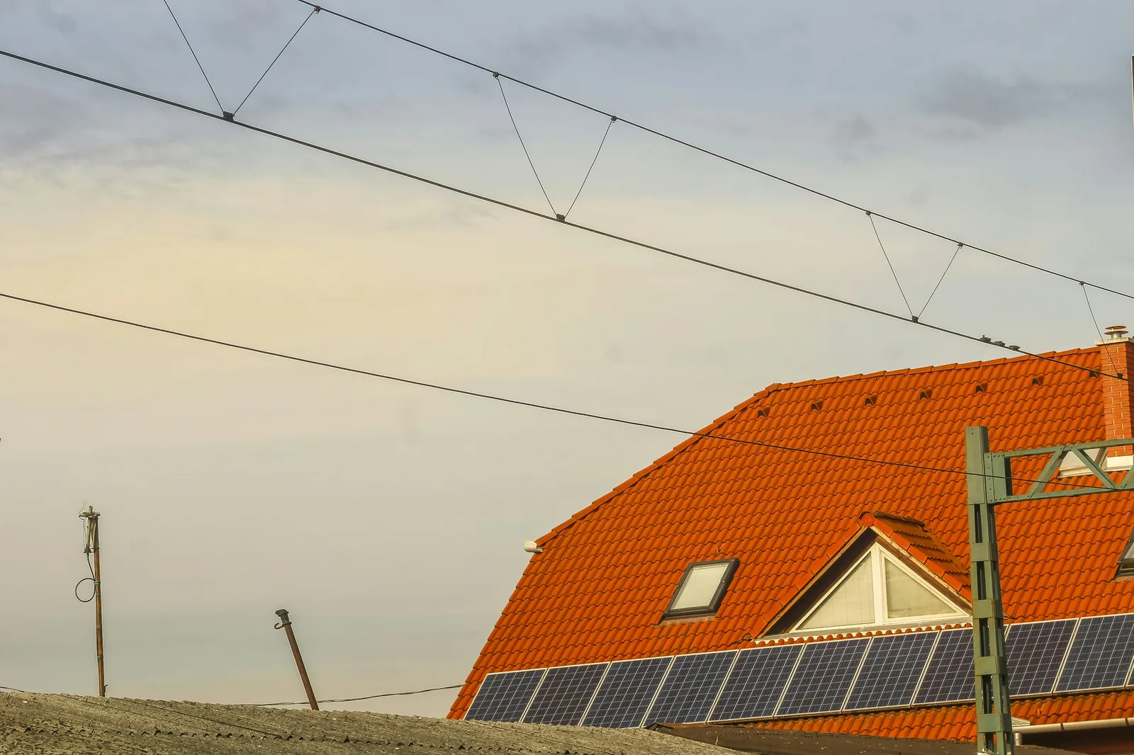 Panneaux solaires sur le toit d’une maison résidentielle en autoconsommation en 2026