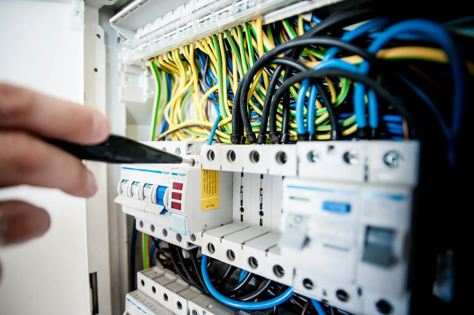 fusible ou disjoncteur dans un tableau électrique domestique