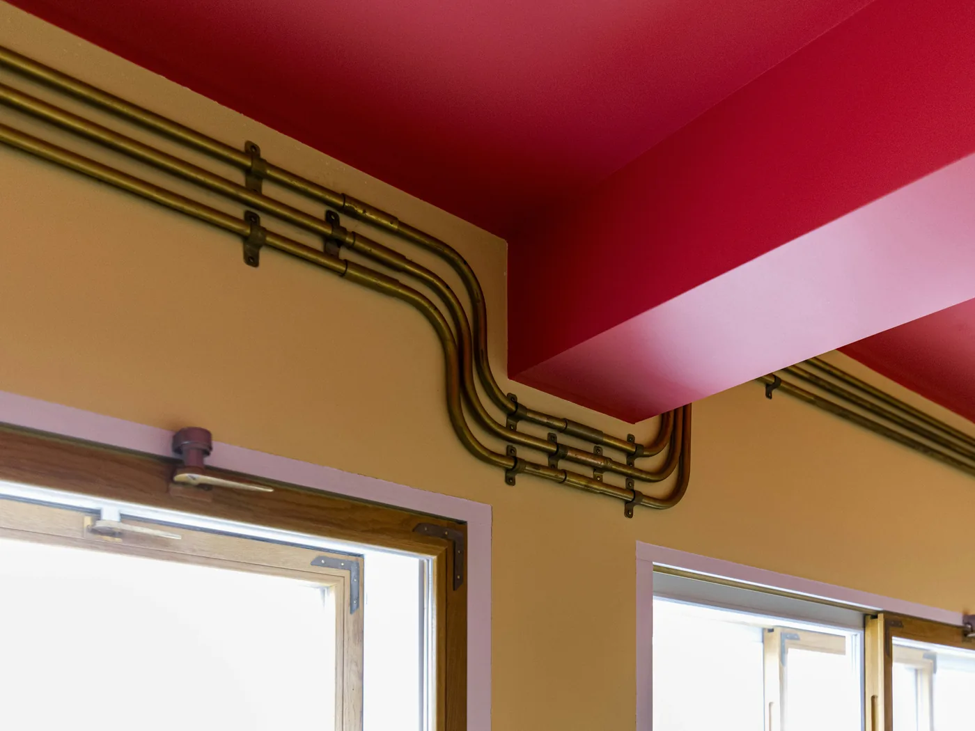 Goulotte ou moulure électrique en apparent sur un mur intérieur rénové