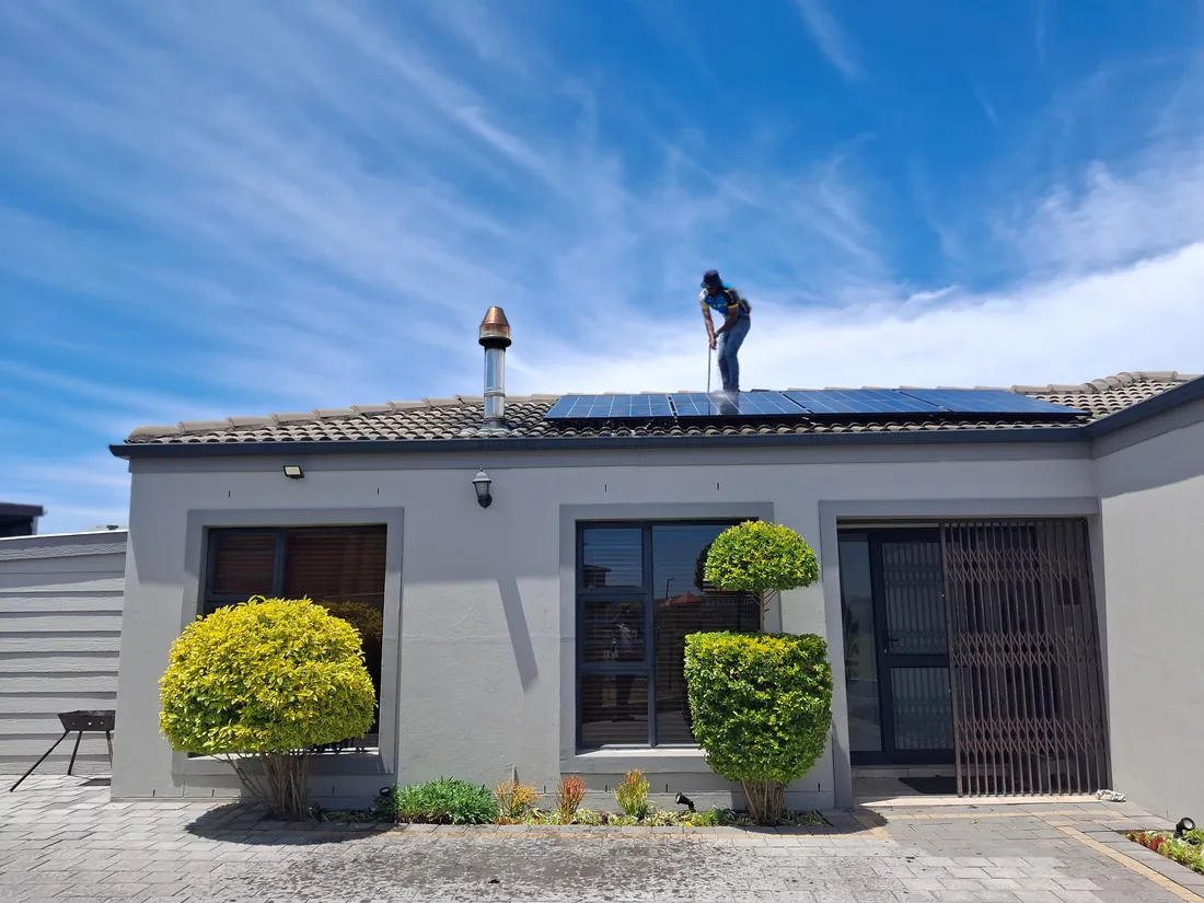 Installation d’un onduleur solaire hybride dans une maison