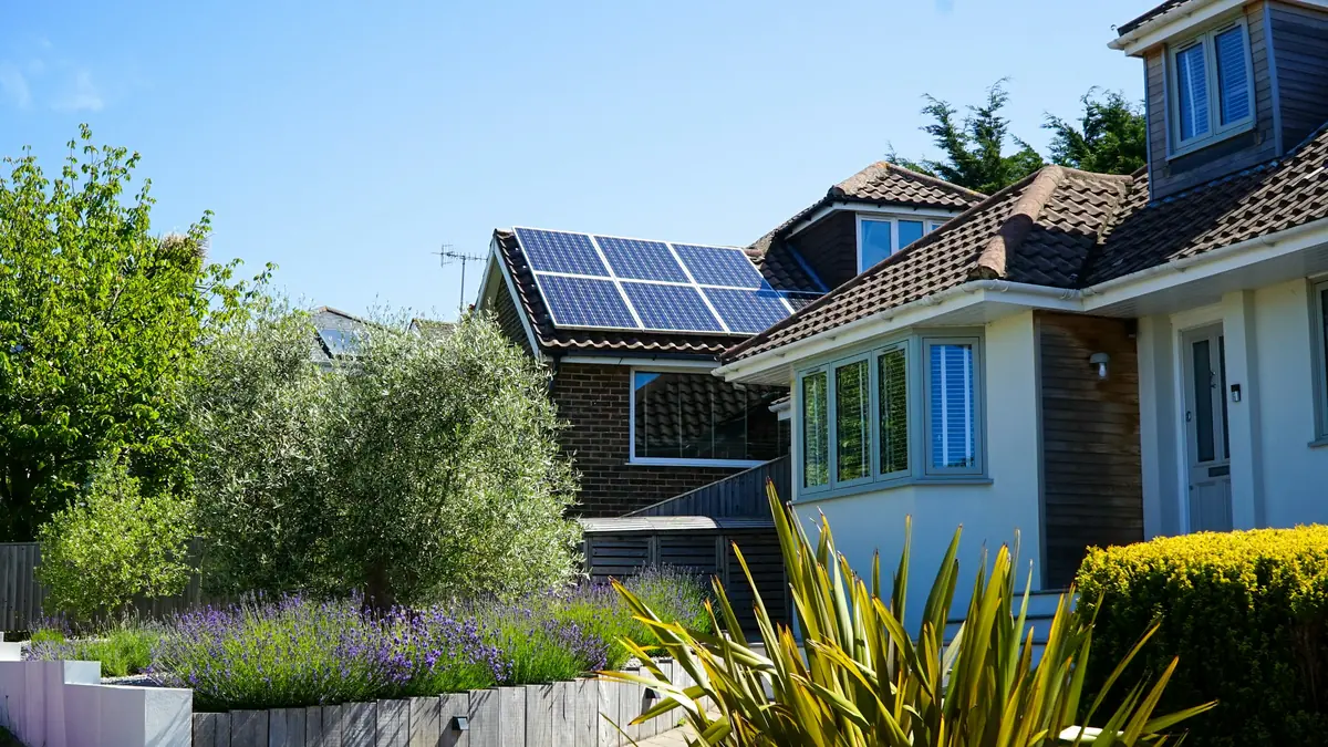 Maison équipée de panneaux photovoltaïques pour autoconsommation avec suivi de production