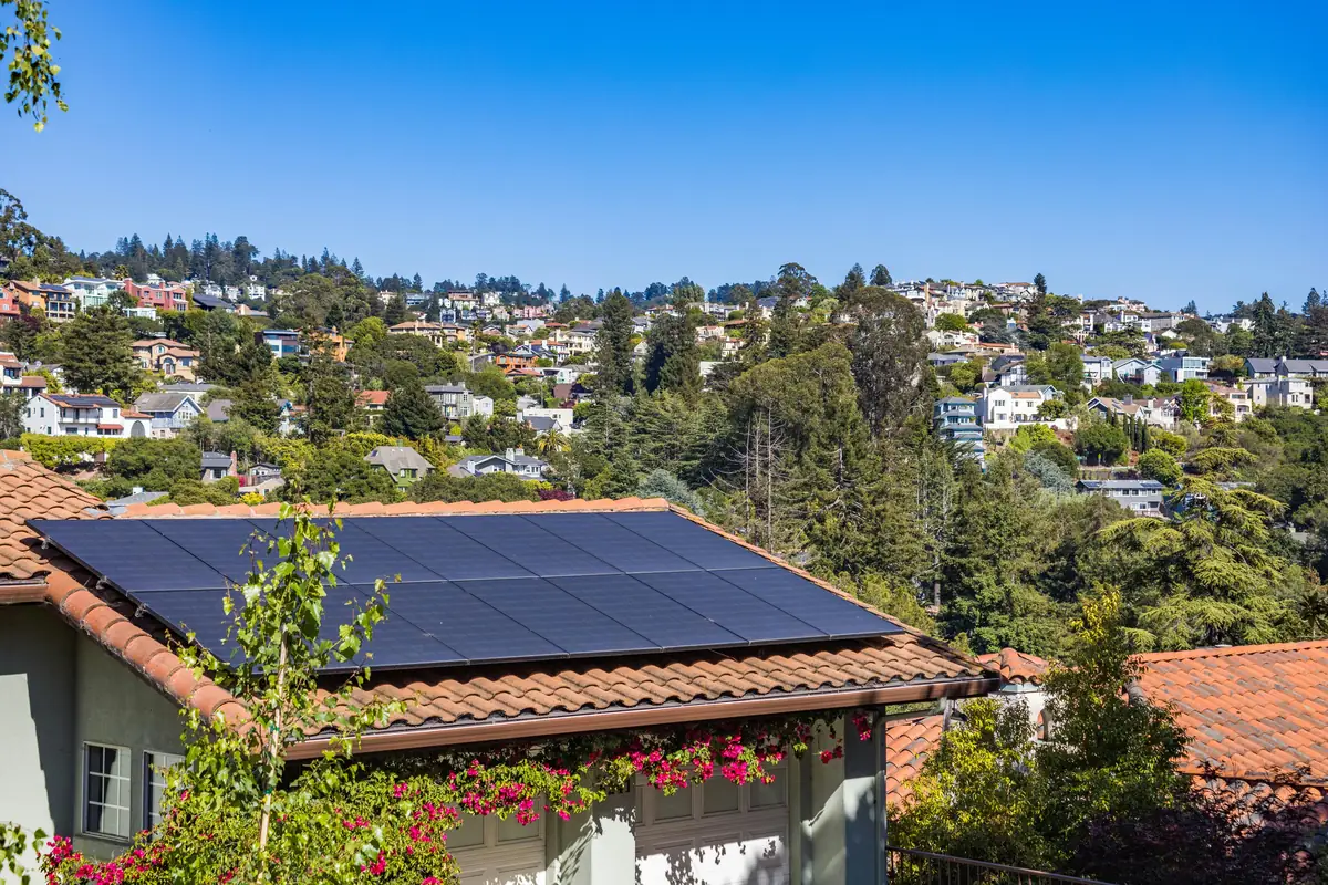 Maison équipée de panneaux solaires pour expliquer le principe de la batterie virtuelle en autoconsommation