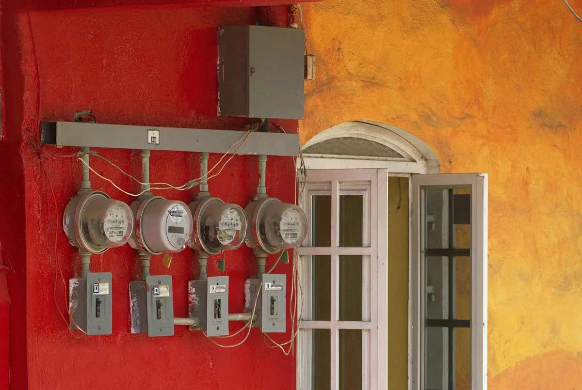 Compteur électrique et onduleur dans une installation solaire résidentielle