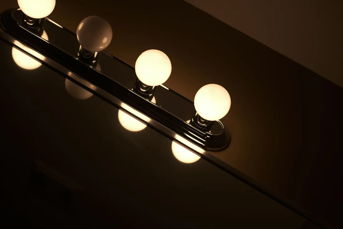 Luminaire de salle de bains au-dessus d'un miroir