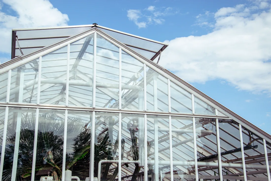 Vitrage photovoltaïque sur une serre ou verrière moderne