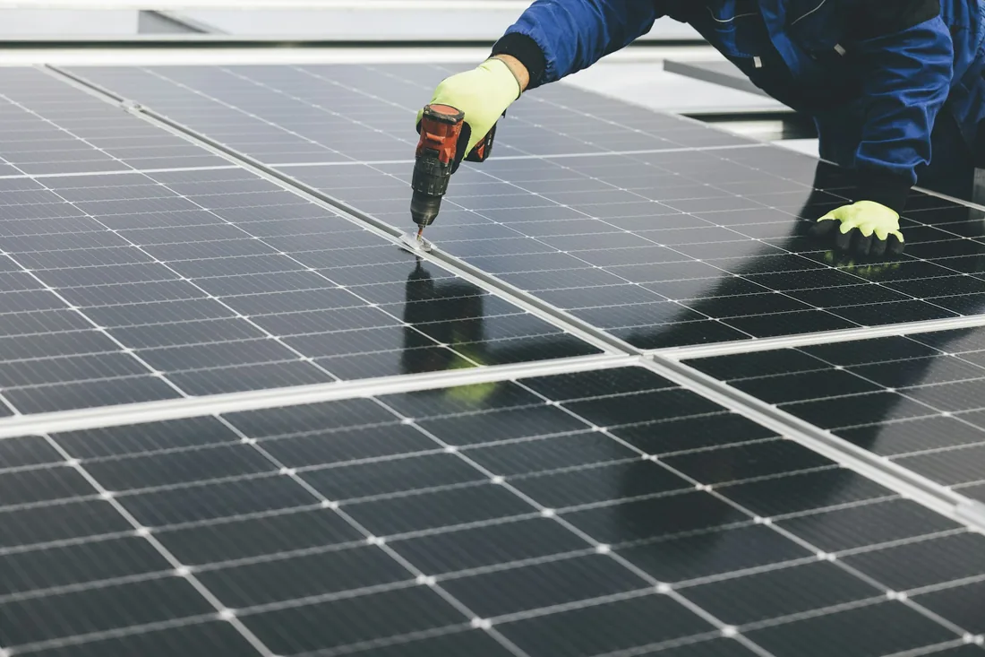 Panneau 500W micro-onduleur sur toiture résidentielle