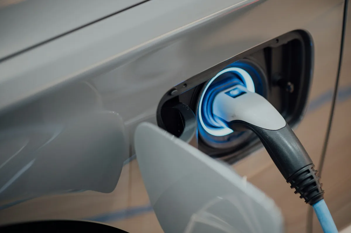 Recharge de voiture électrique sur prise renforcée à domicile