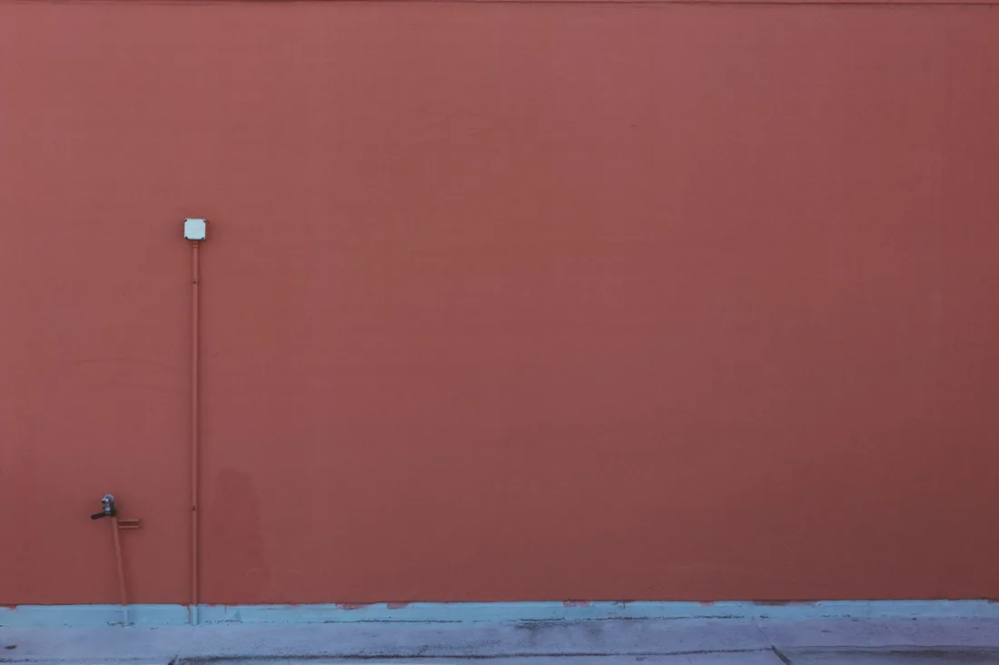 Câble R2V pour une sortie extérieure protégée sur un mur de maison
