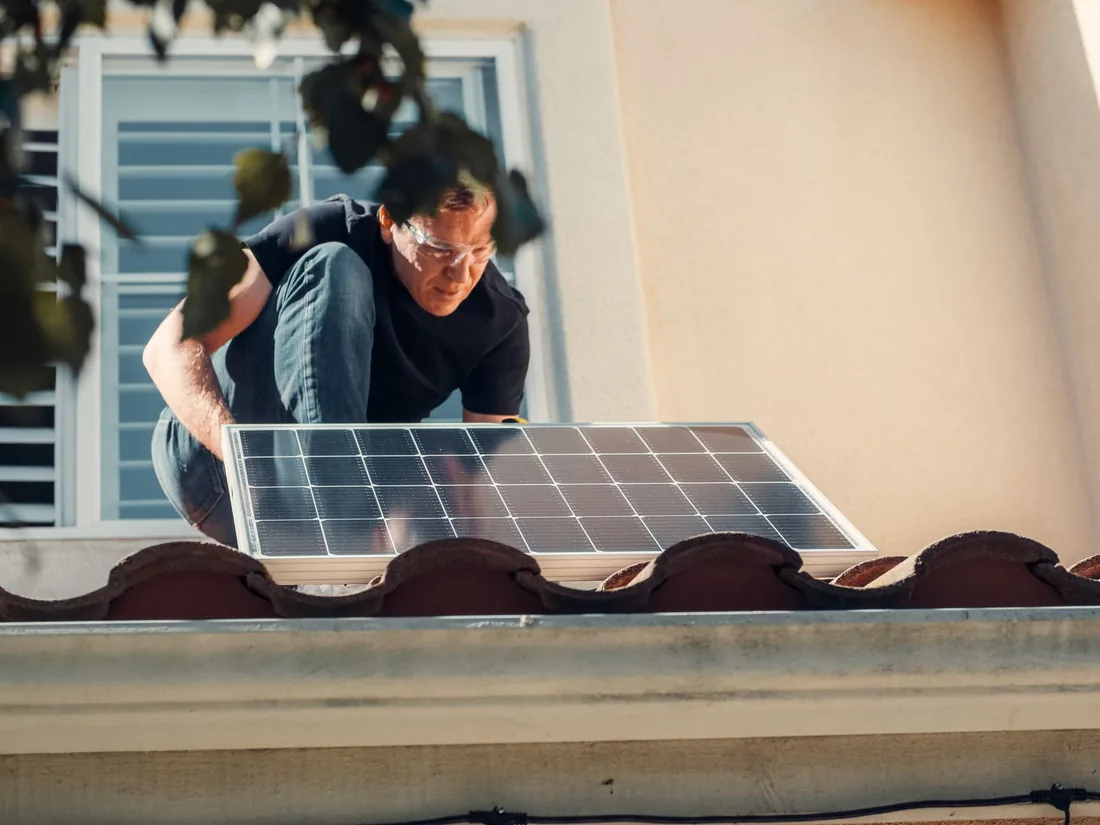Dimensionnement solaire maison avec installateur sur toiture résidentielle