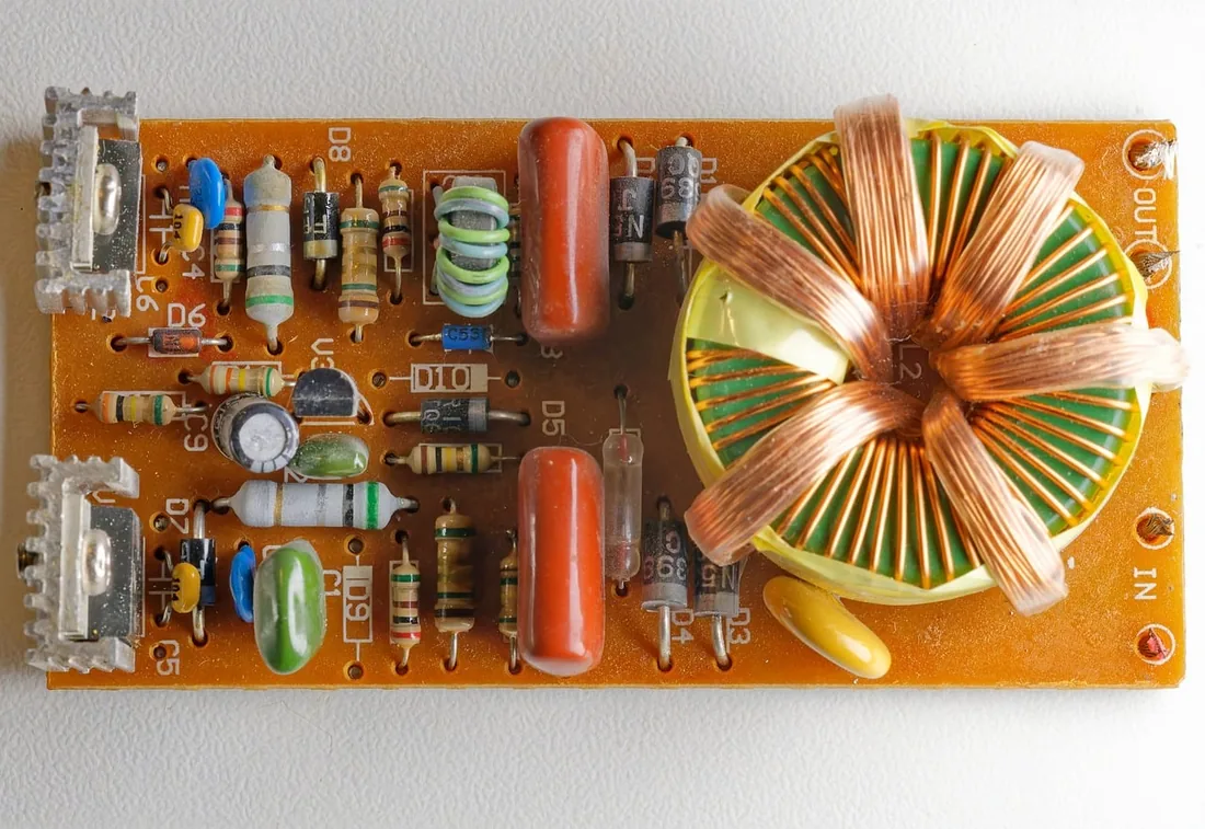 carte d’alimentation avec pont de diodes 12V et condensateur