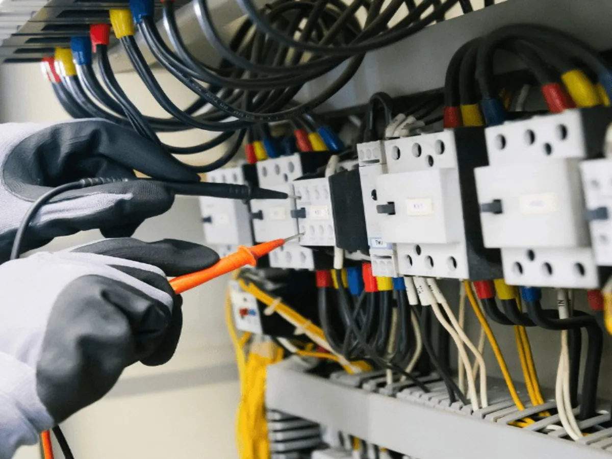 Tableau électrique vérifié avant installation d’une prise renforcée