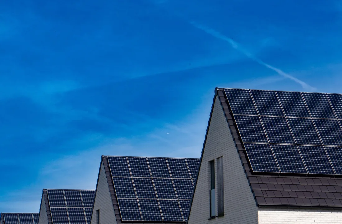 Toiture résidentielle avec panneaux solaires pour maison de 100 m²