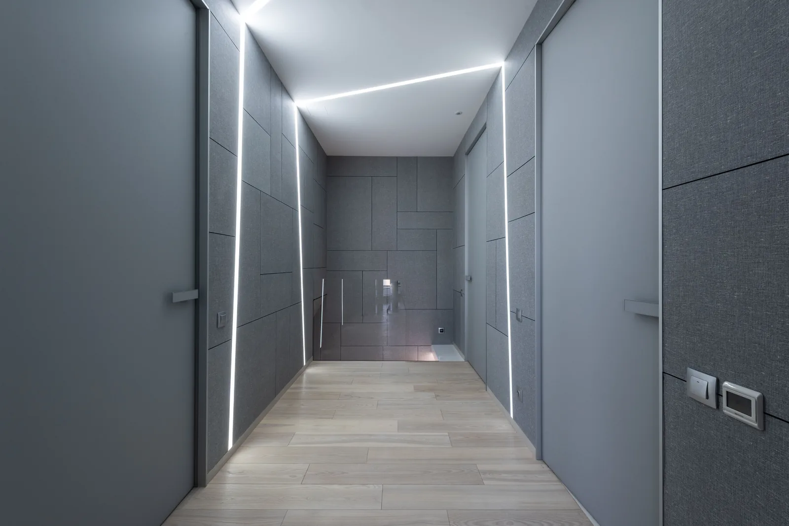 interrupteur lumineux dans un couloir de maison avec voyant repérable