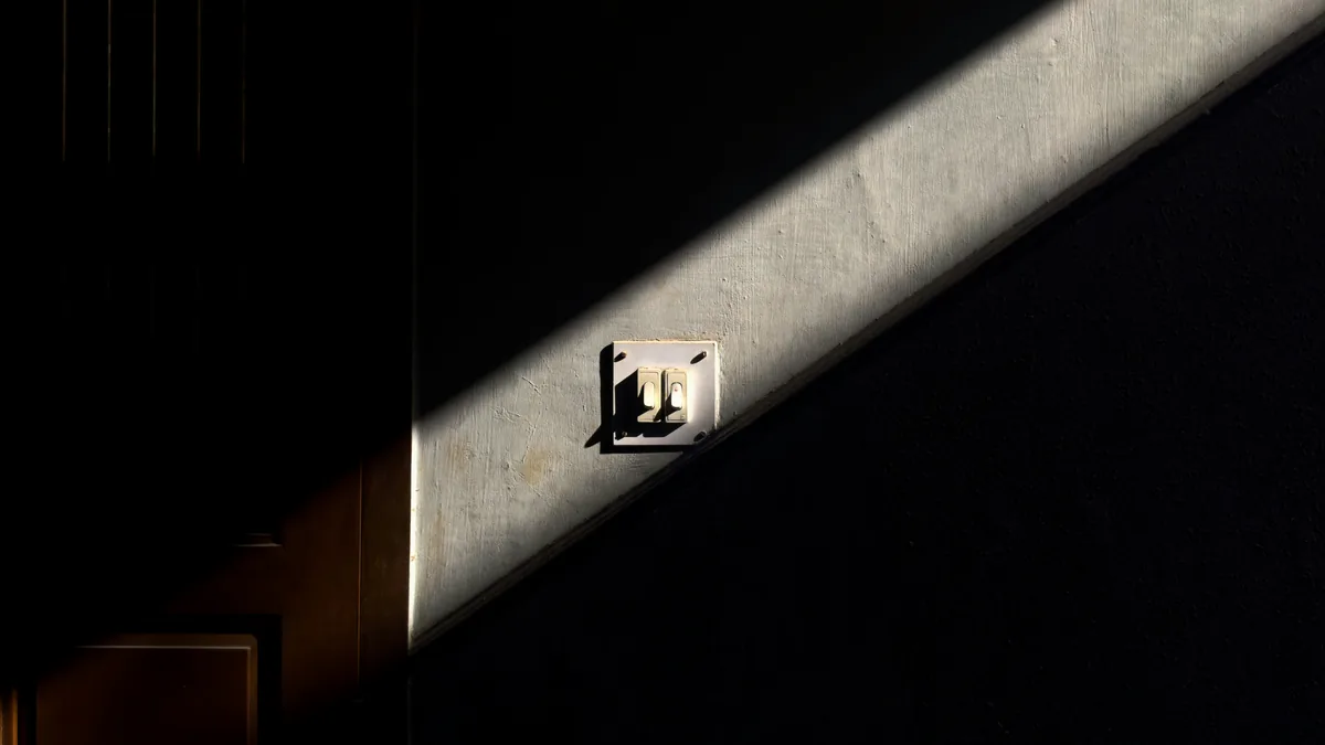 voyant interrupteur neutre ou témoin dans un espace de circulation intérieur