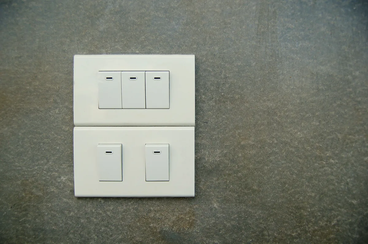 interrupteur témoin lumineux dans une entrée de maison