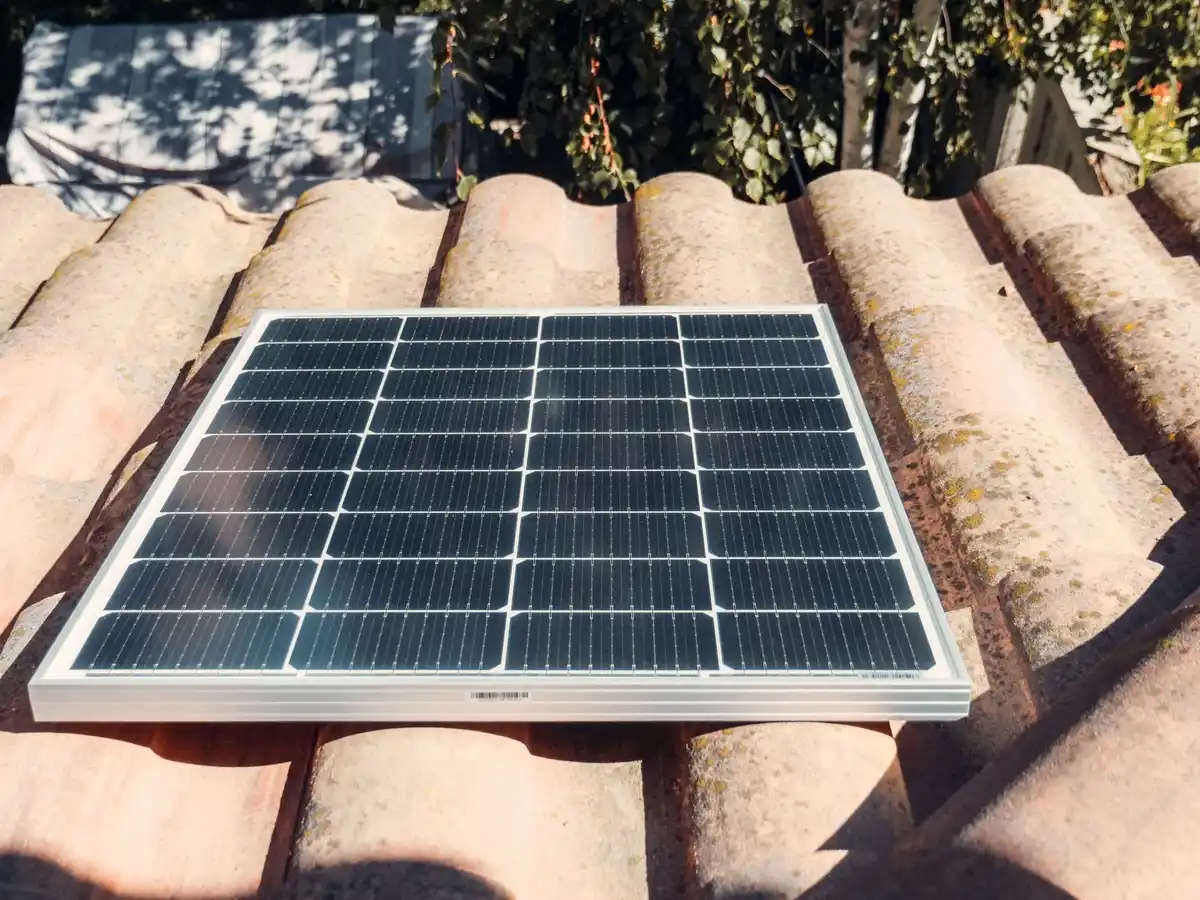 Installation panneau solaire camping-car toit