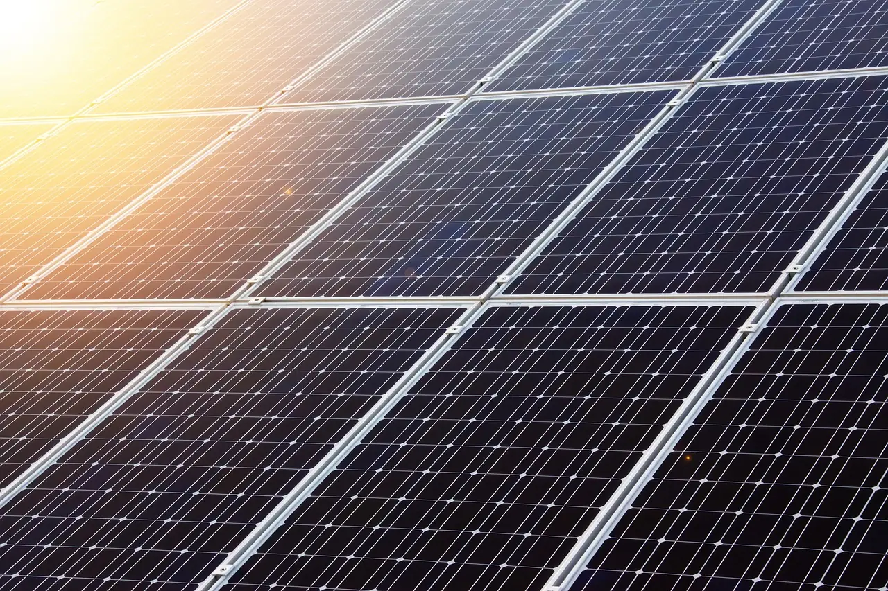 Matériel électrique photovoltaïque avec coffret AC DC près d’un onduleur résidentiel