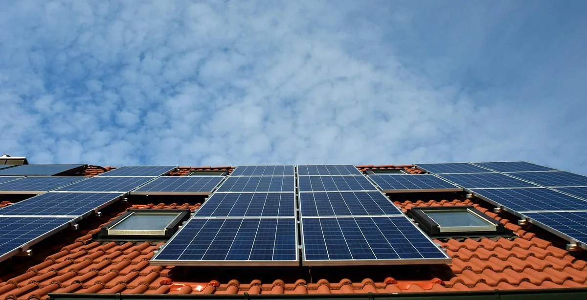 Comparatif kit solaire 2026 sur terrasse avec panneau et support