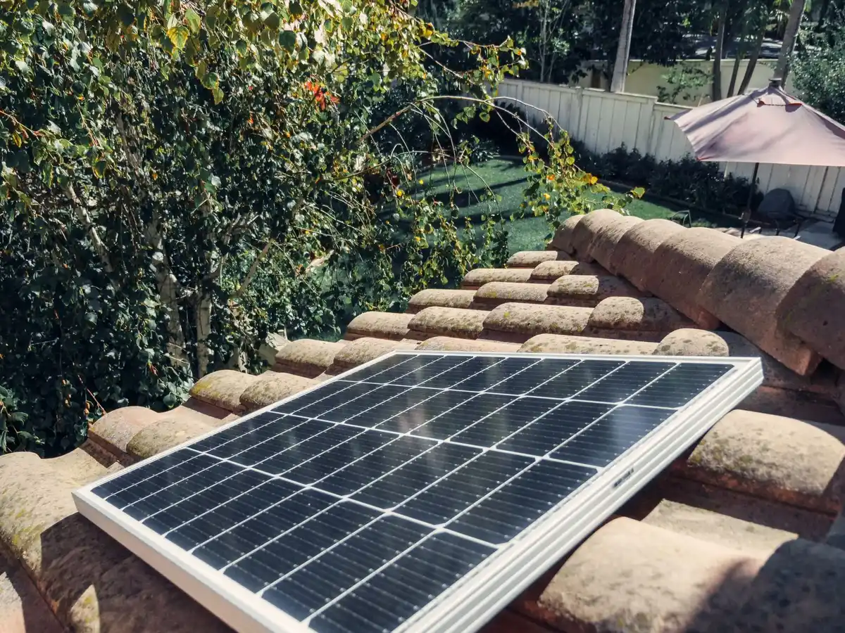 Batterie solaire avec onduleur intégré, unité compacte pour installation résidentielle