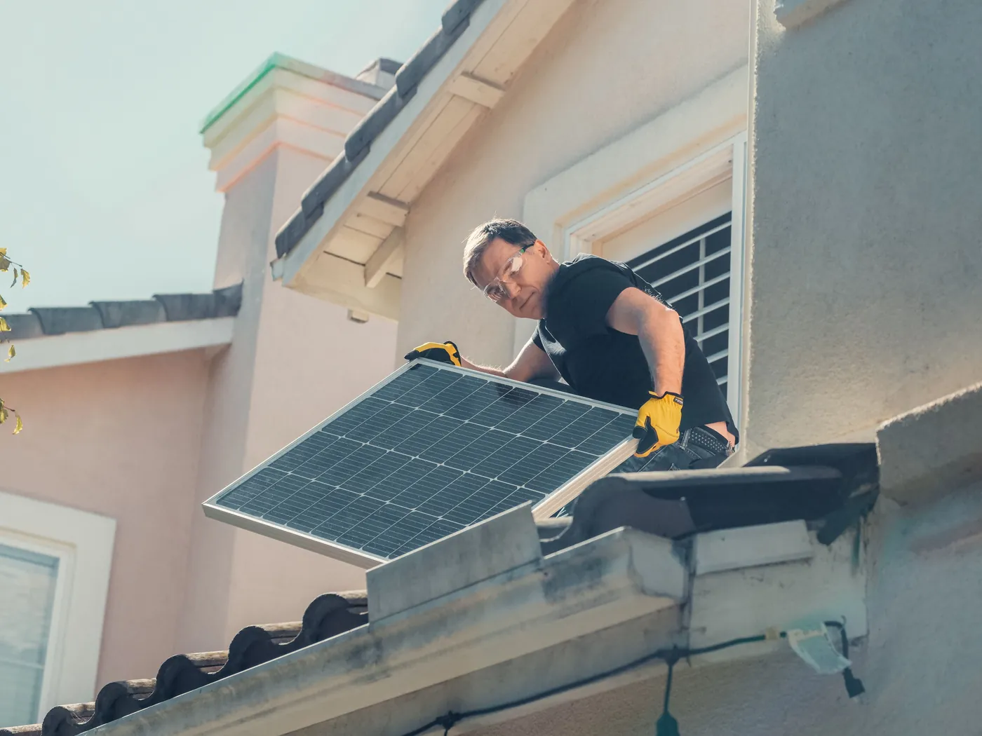 mise à la terre panneaux solaires sur une installation résidentielle en toiture