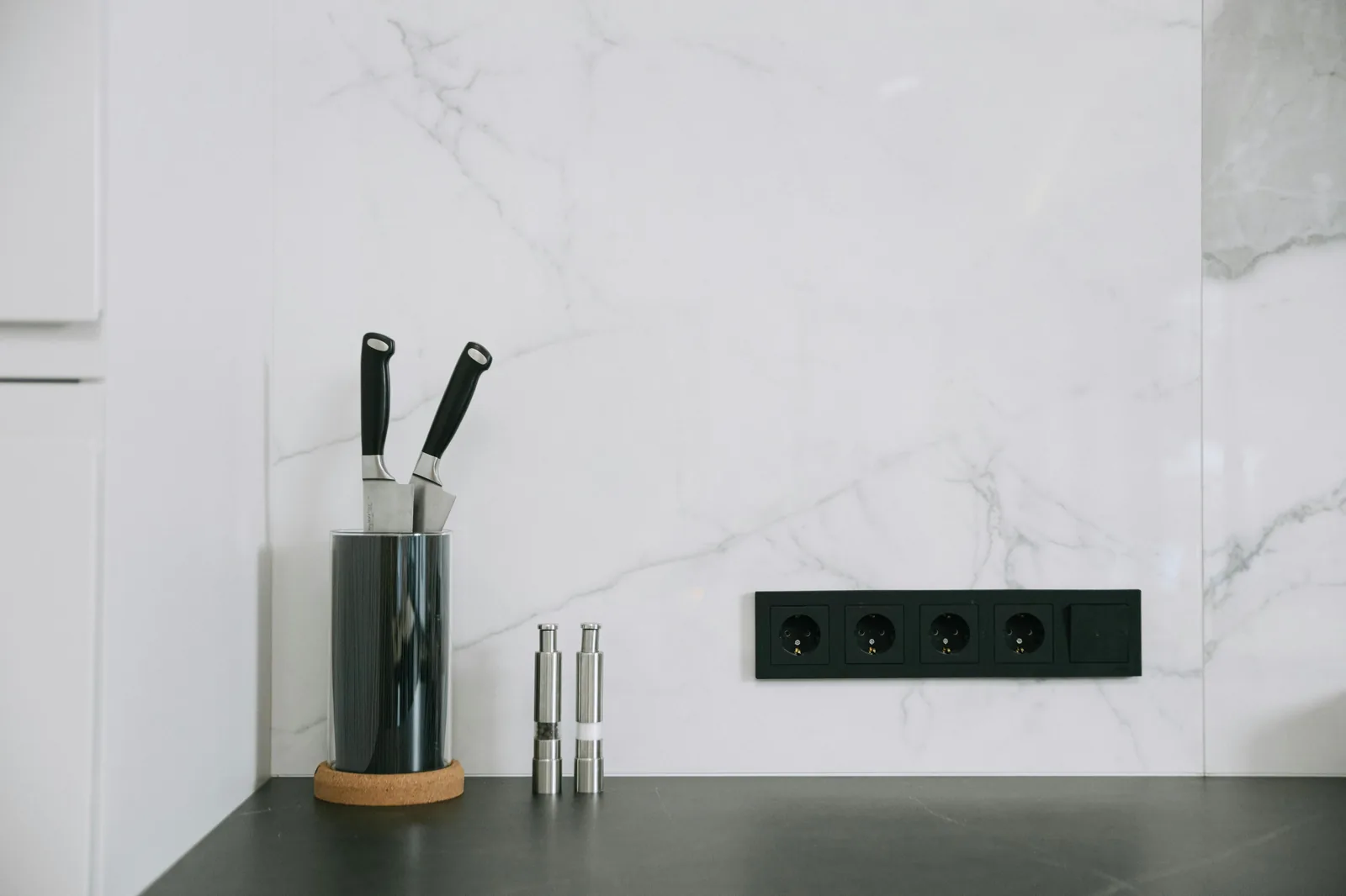 norme NF C 15-100 cuisine avec prises de cuisine sur plan de travail