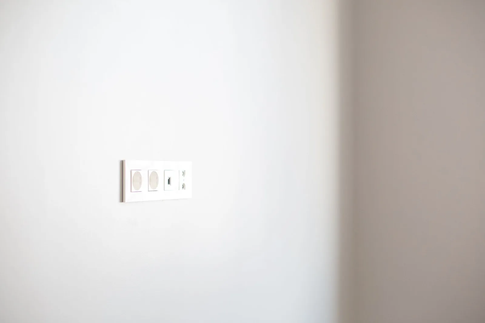 Norme prise électrique avec prises murales dans un logement