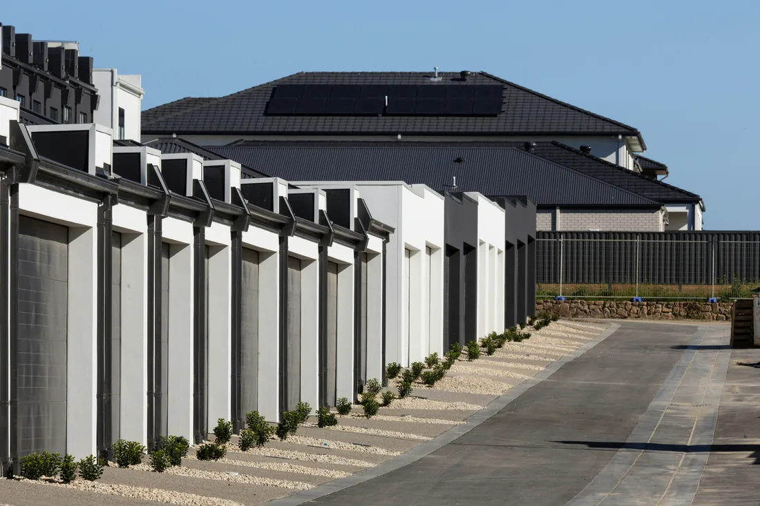 Onduleur solaire ventilé dans un garage résidentiel