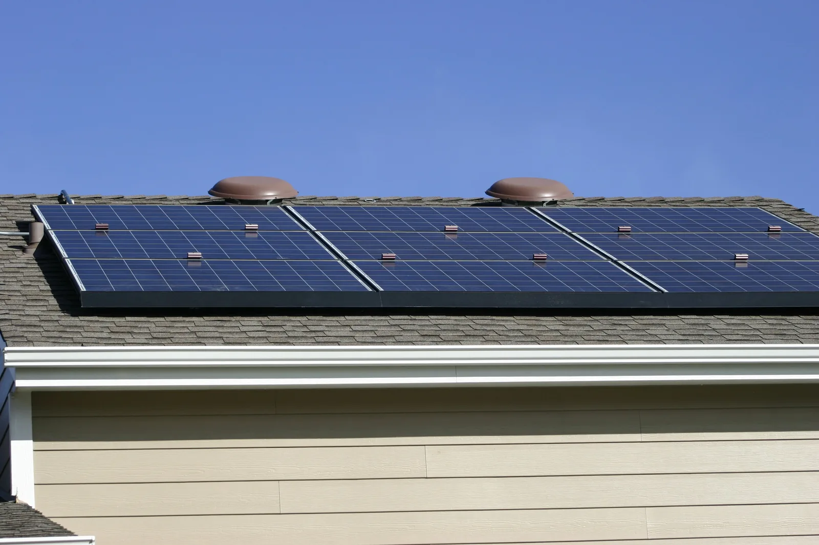 optimiseur solaire sur des panneaux photovoltaïques résidentiels avec ombrage partiel