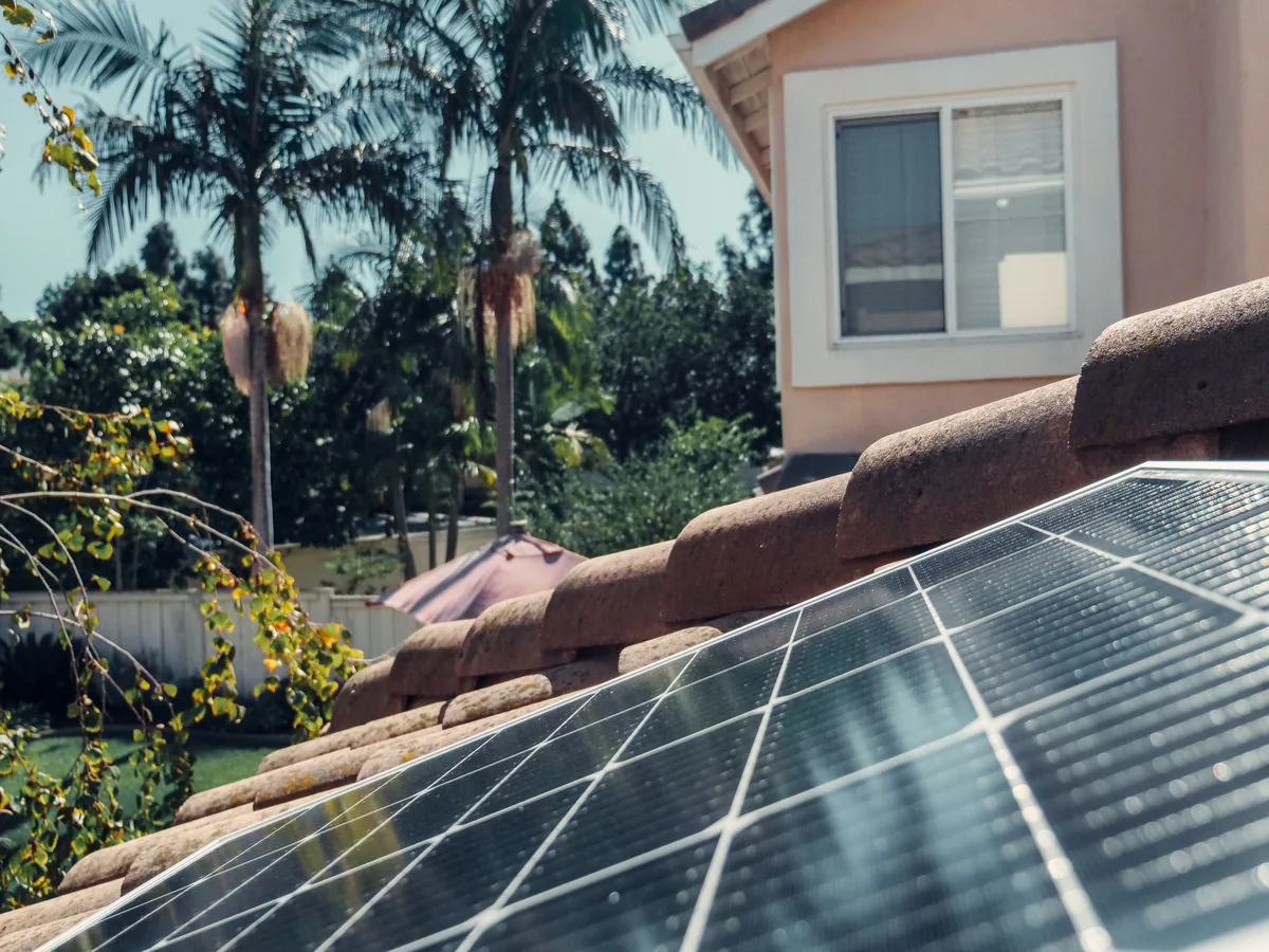 onduleur string et panneaux solaires de toiture avec ombrage