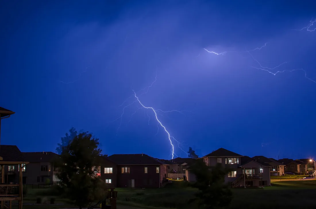 Maison résidentielle exposée à un orage et à la foudre