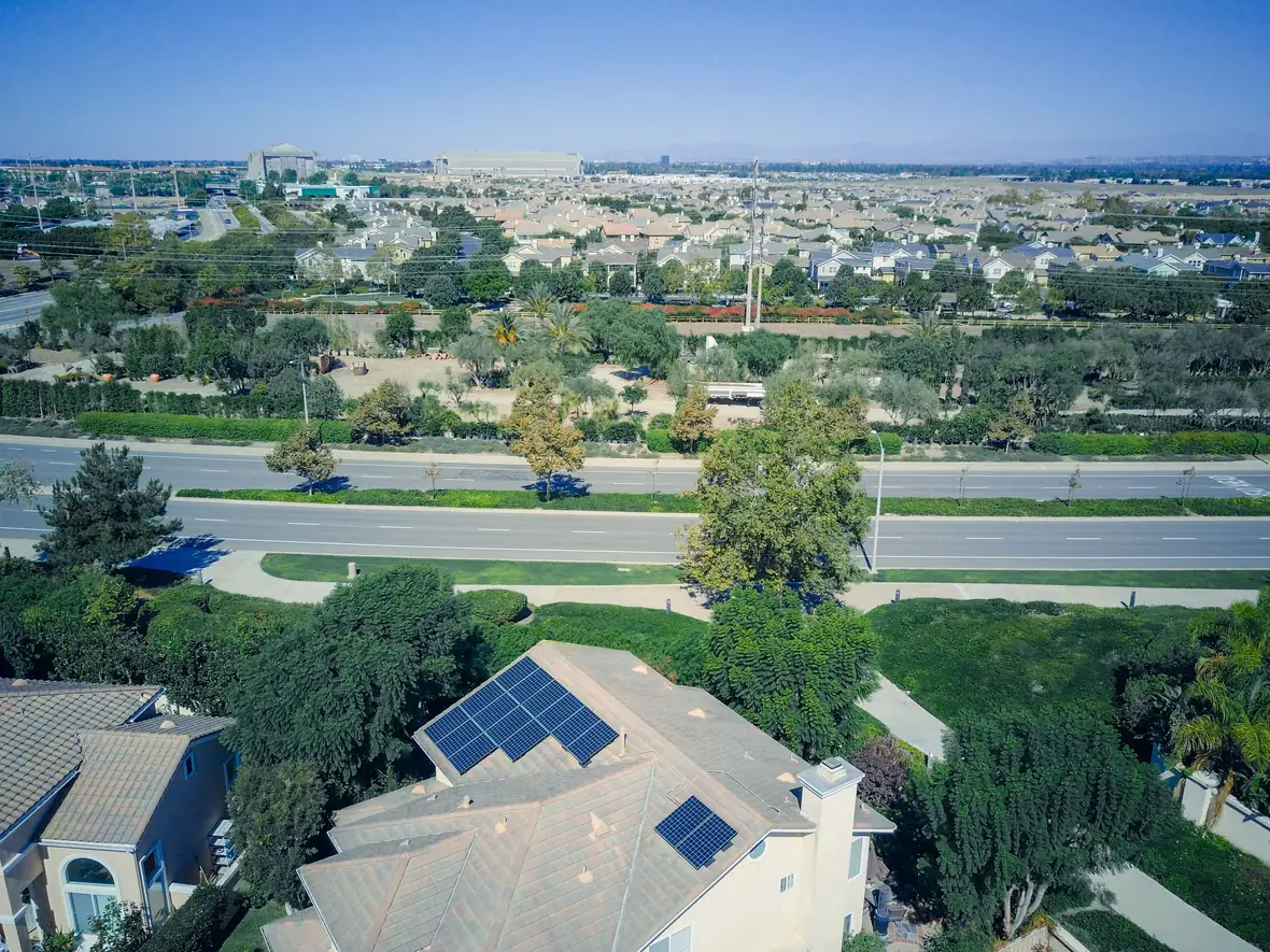 toiture résidentielle avec panneaux solaires orientés plein sud