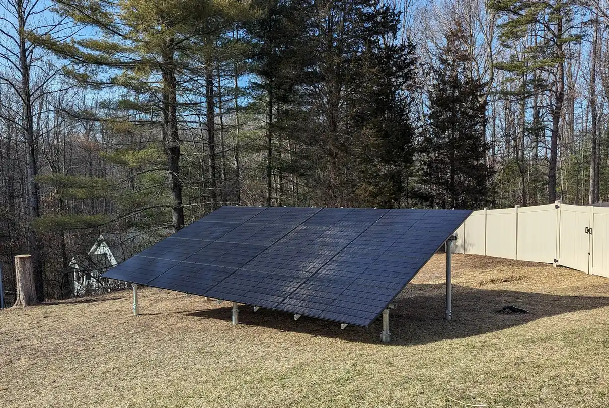 Panneau solaire au sol dans un jardin résidentiel bien exposé