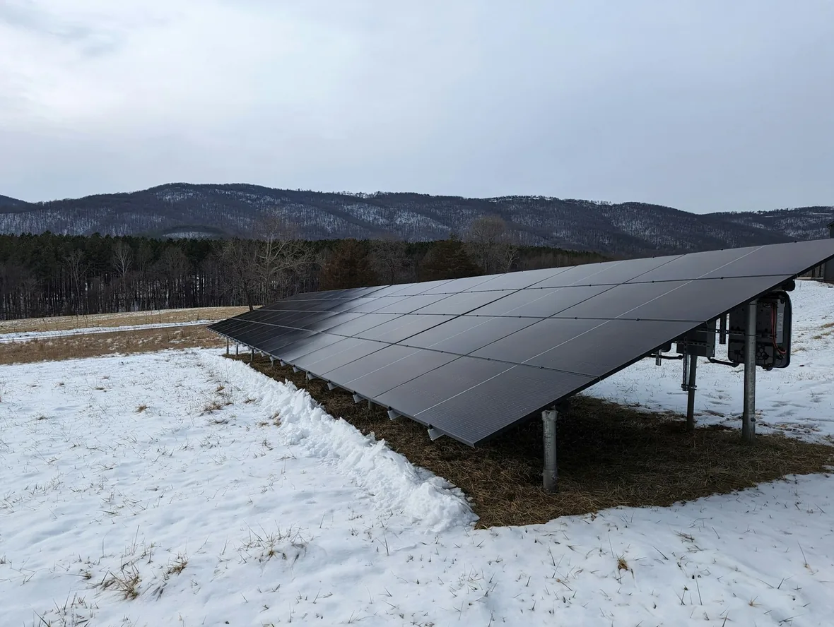 Emplacement d’un panneau solaire au sol dans un jardin dégagé