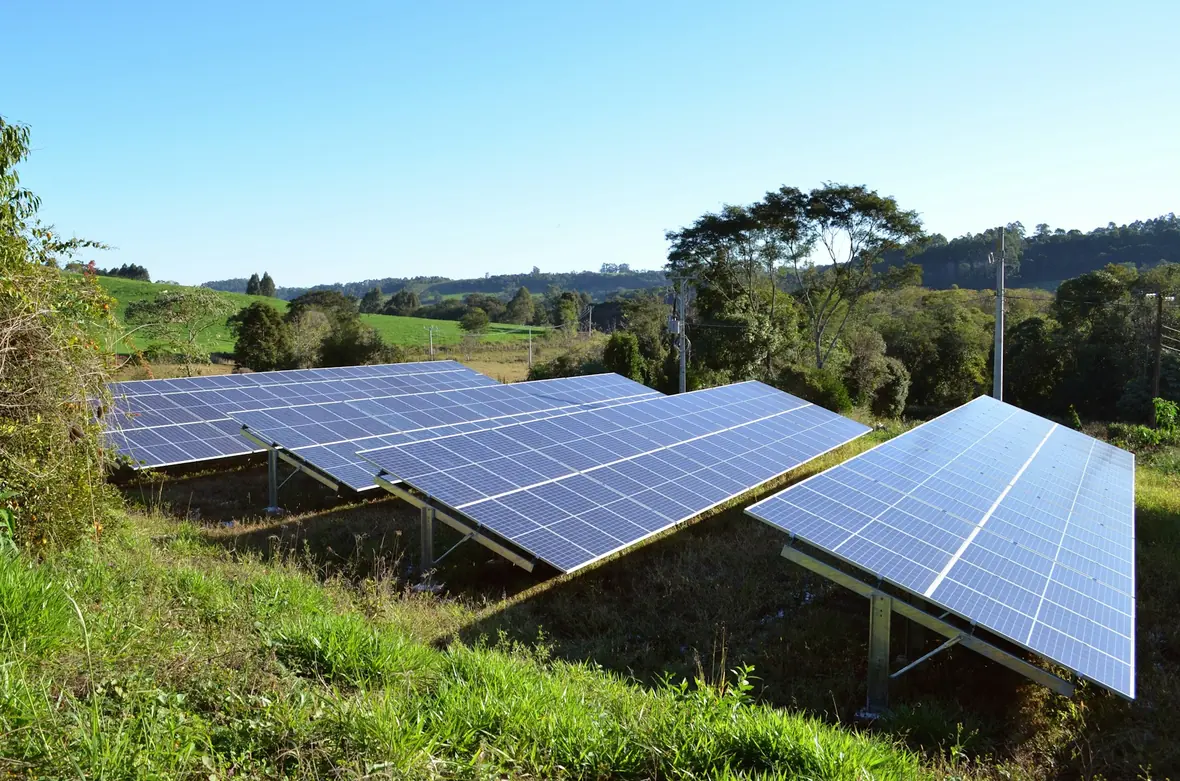 Support solaire au sol et installation sur terrain résidentiel