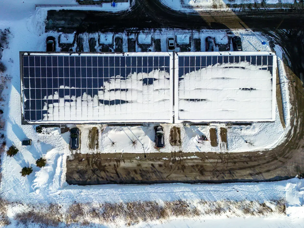 Panneau solaire neige sur une maison en hiver