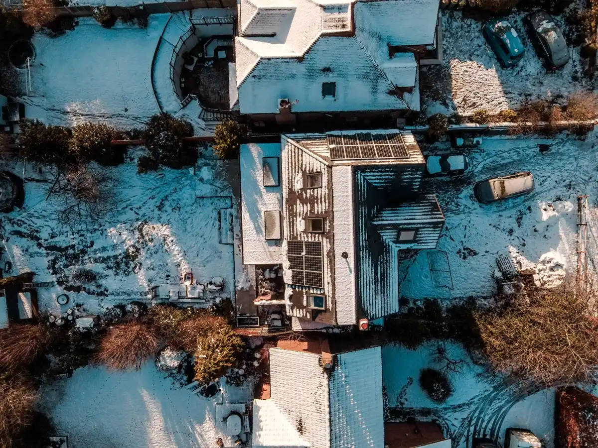 Panneaux solaires neige hiver givre toit maison