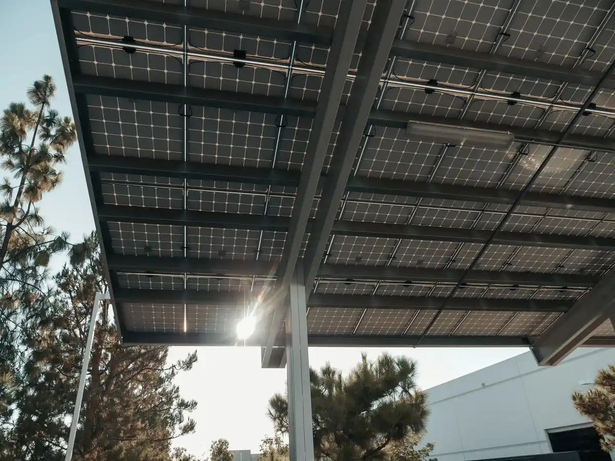Panneaux solaires angle bas hiver soleil faible