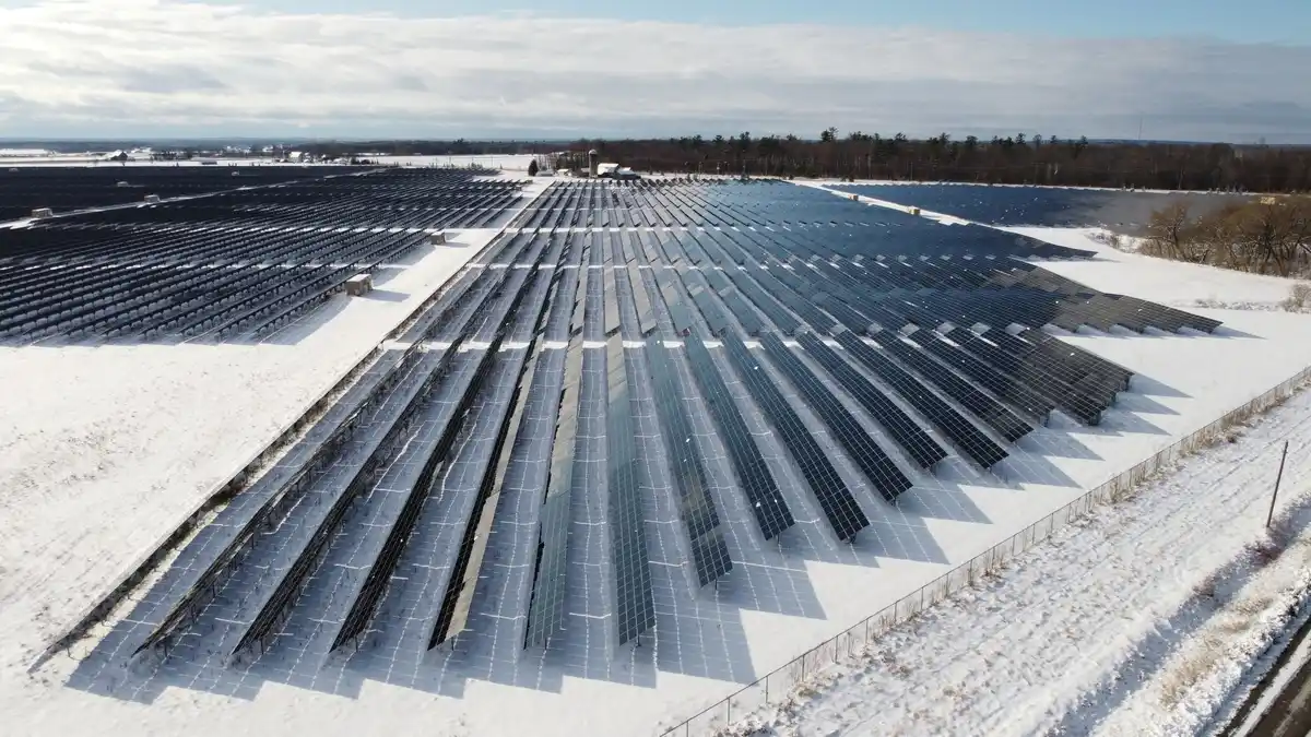 Panneaux solaires en hiver couverts neige production