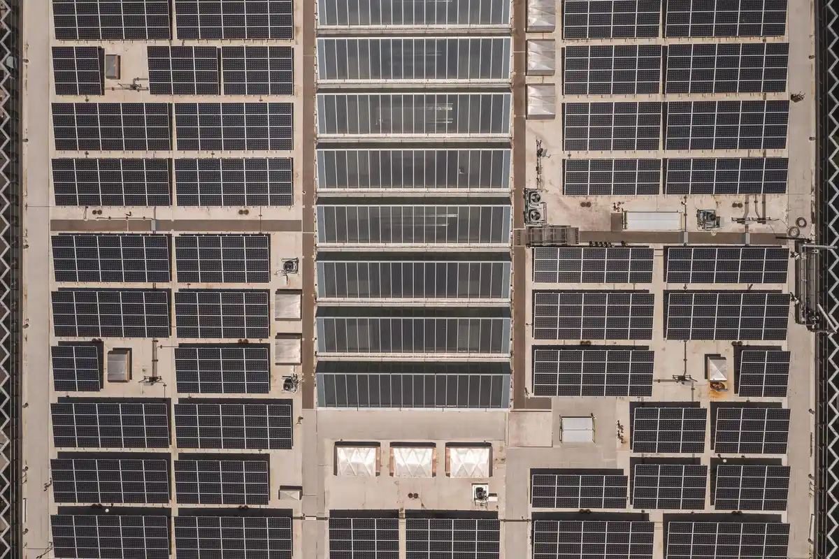 Installation panneau solaire bifacial en toiture et comparatif puissance par m²