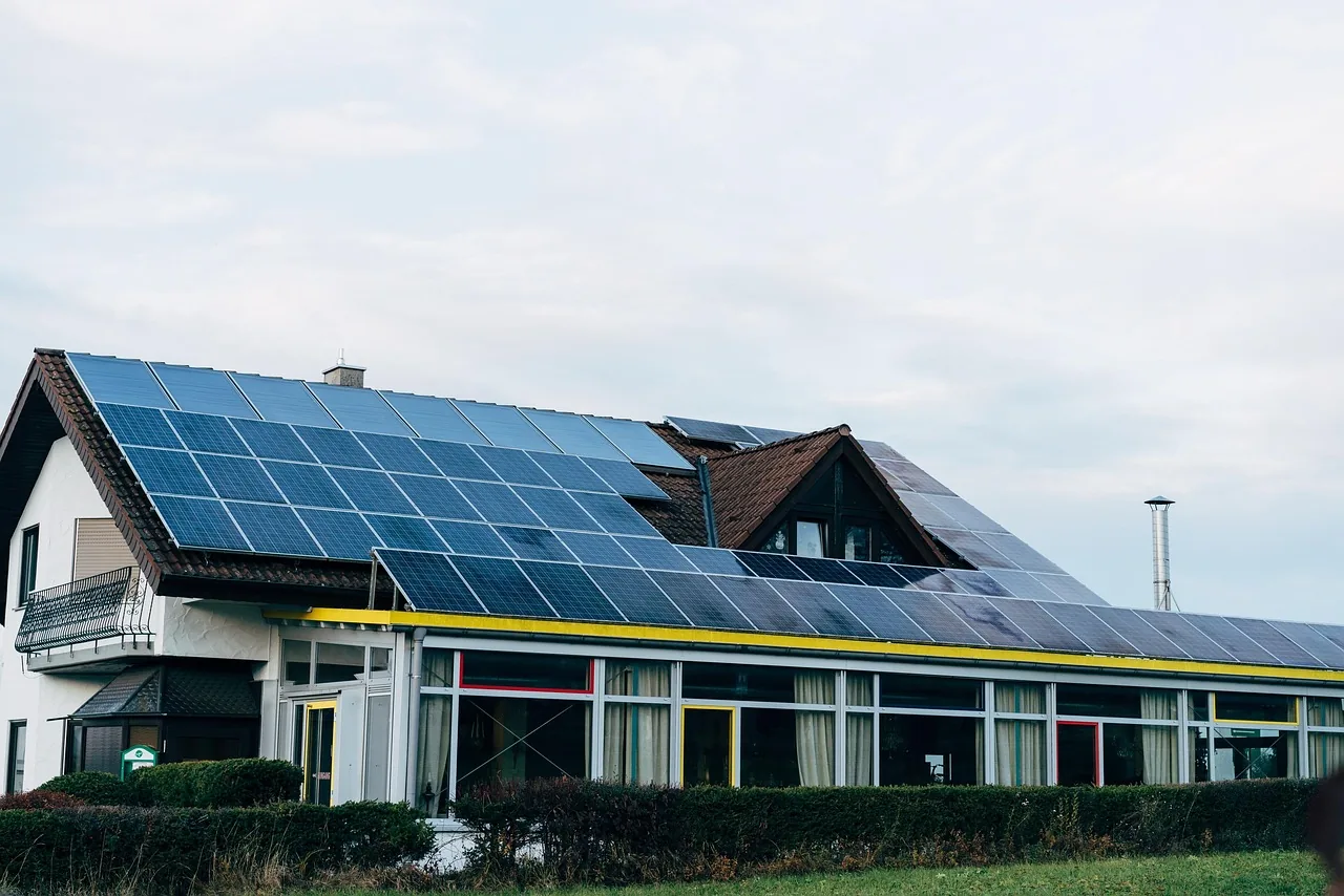Panneaux solaires nouvelle génération installés sur le toit d’une maison