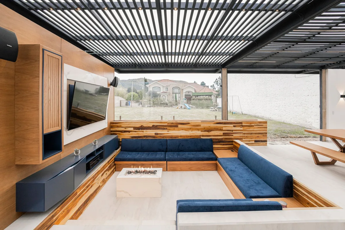 Terrasse avec pergola aluminium et panneaux photovoltaïques