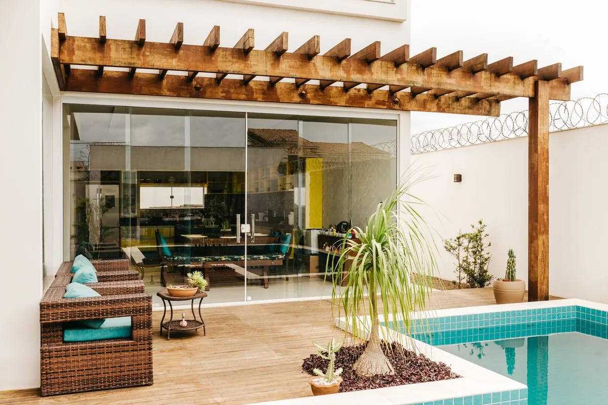 Installation pergola solaire terrasse aluminium