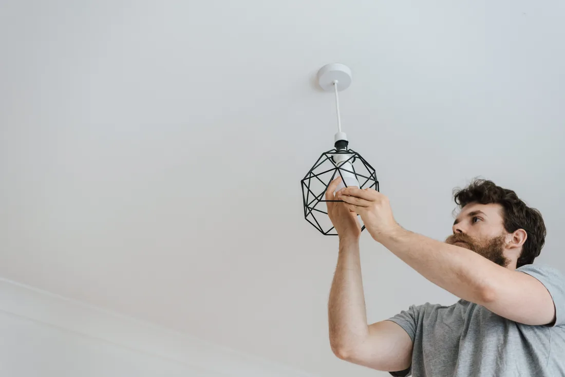 Circuit d’éclairage domestique avec point lumineux et intervention au plafond
