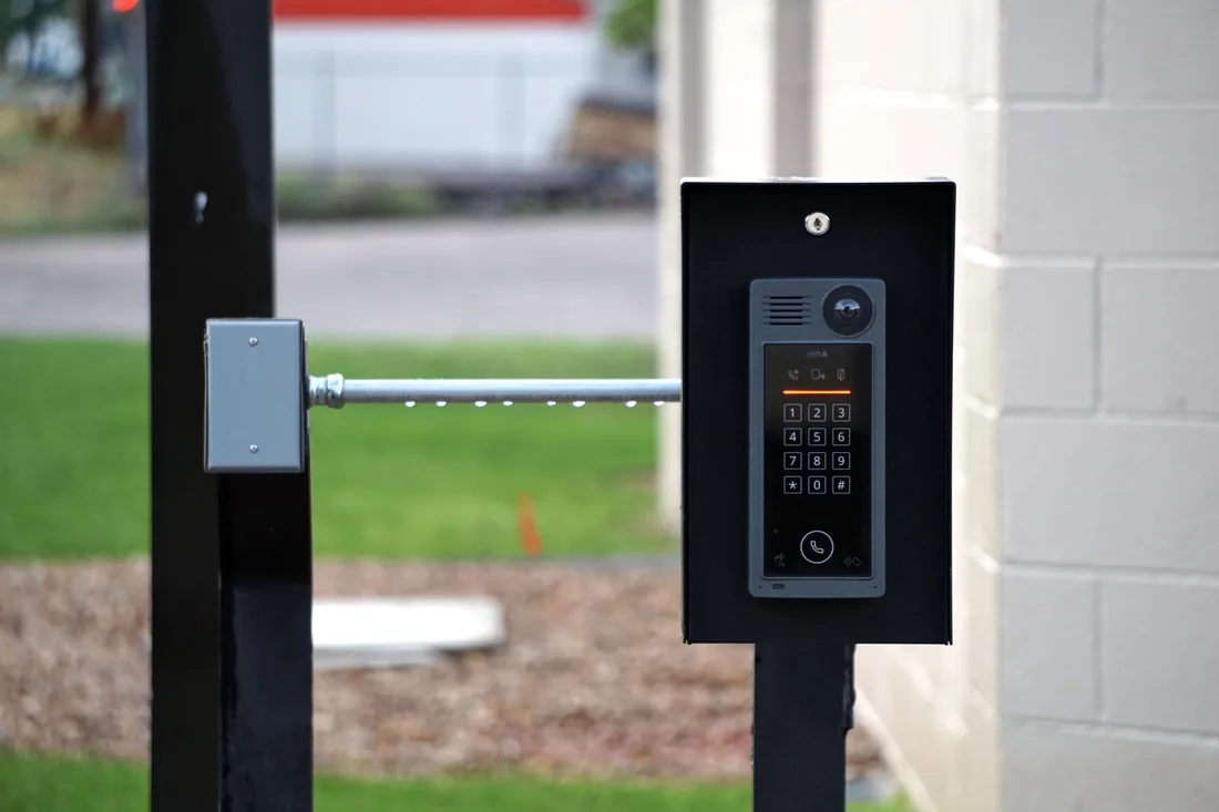 accessoires de portail électrique avec interphone et éclairage d’entrée