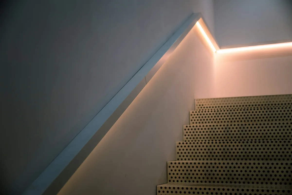 ruban LED 12V installé pour un éclairage linéaire intérieur